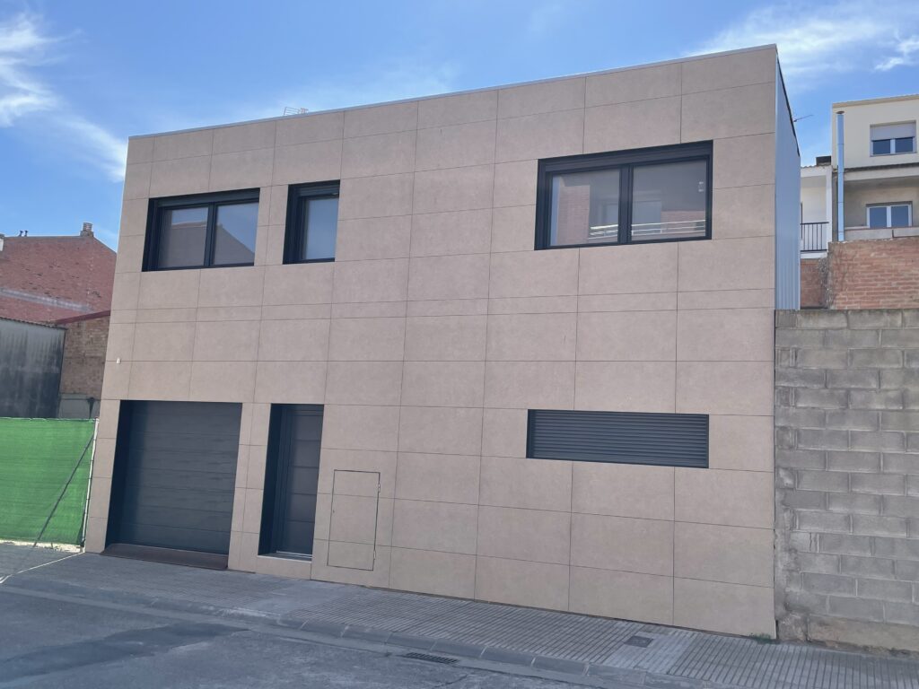 Casas prefabricadas de acero 2 Casa prefabricada starmodul de dos plantas terminada, fachada a la calle