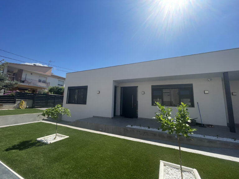 Casa prefabricada de una planta con jardín construida con el sistema starmodul