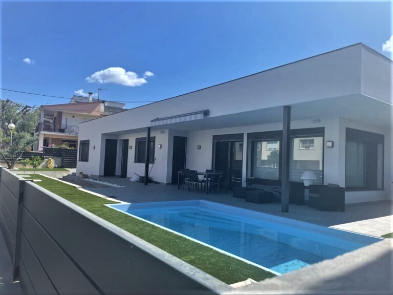 Casa industrializada llave en mano terminada, con porche y piscina