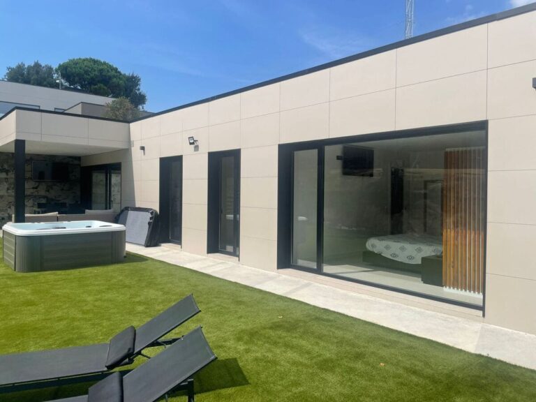 Casa en kit terminada con jardín en calonge