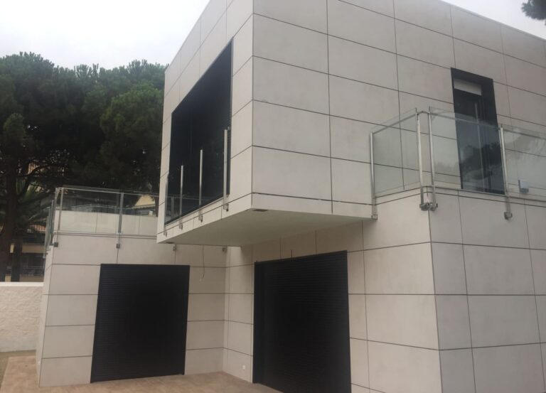 Vivienda de dos plantas con fachada de panel en vilafortuny