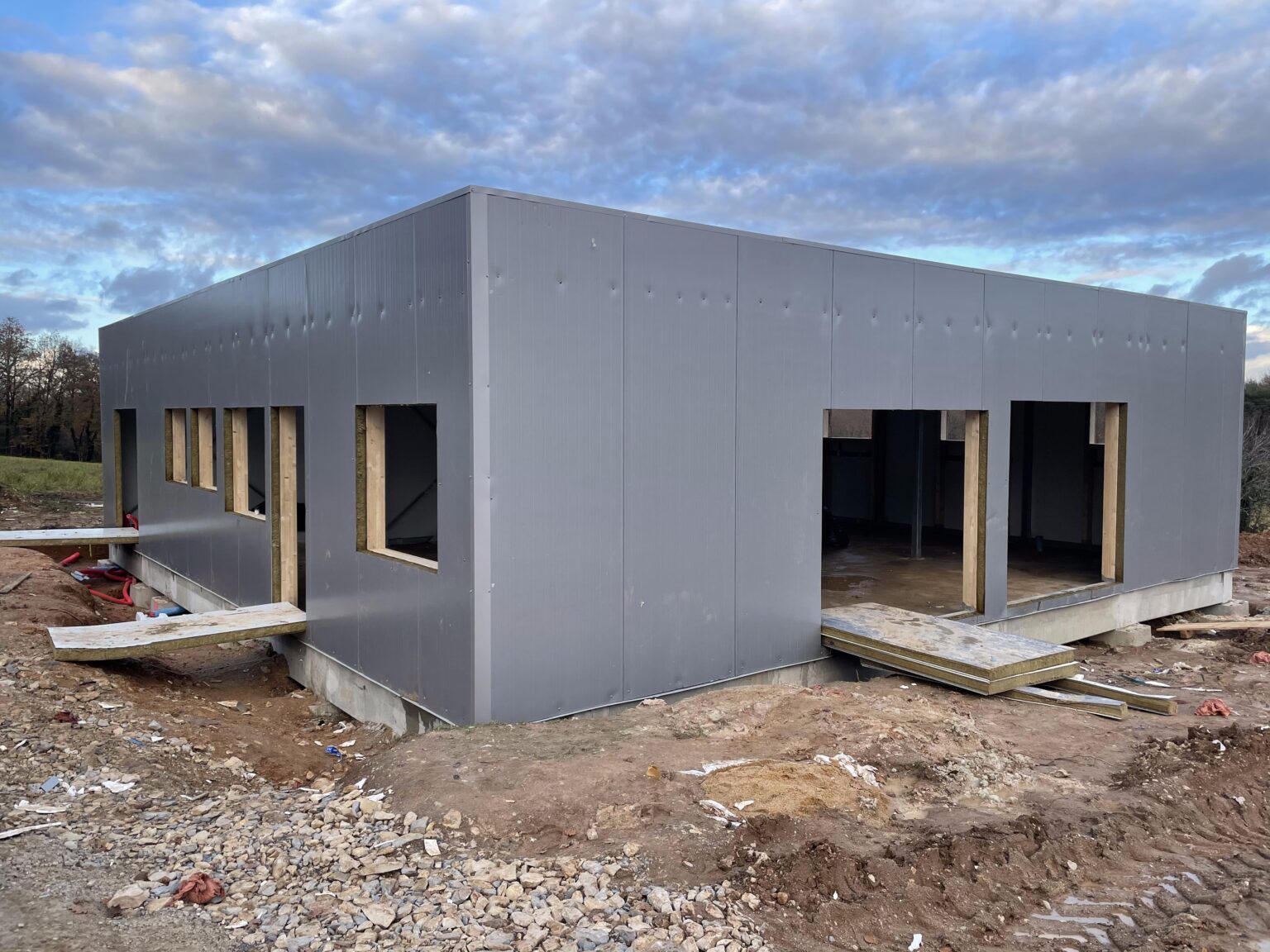 Casas prefabricadas de acero 1 Casa prefabricada de acero con fachada de panel sándwich gris