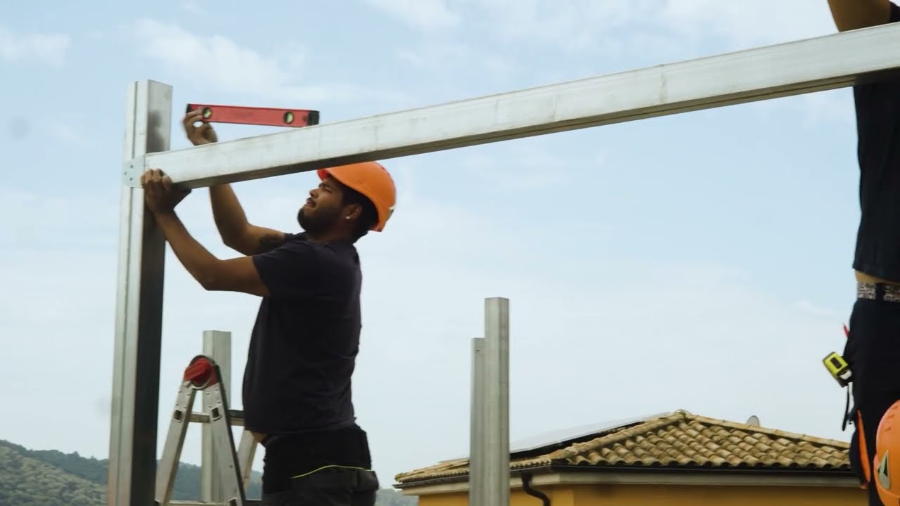Estructura metálica atornillada de una casa prefabricada starmodul en montaje