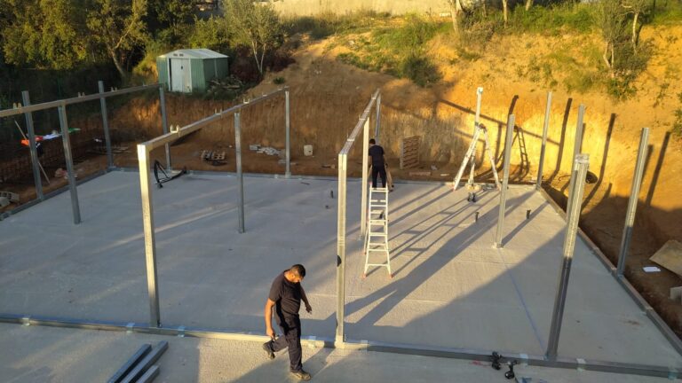 Montaje de la estructura de acero galvanizado de una casa en kit