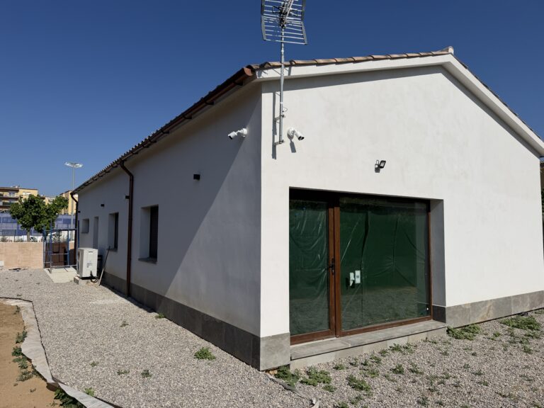 Casa prefabricada de una planta starmodul en girona con cubierta de teja