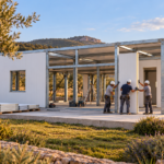 Ventajas de una casa industrializada frente a otros métodos de construcción 3 Montaje de paneles en casa de acero 5